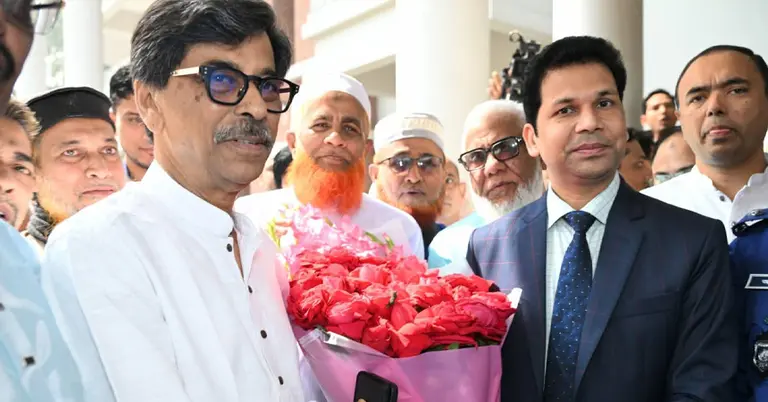 কৃষিমন্ত্রী আমিন-উর রশীদকে ফুল দিয়ে বরণ করে নেন কর্মকর্তারা